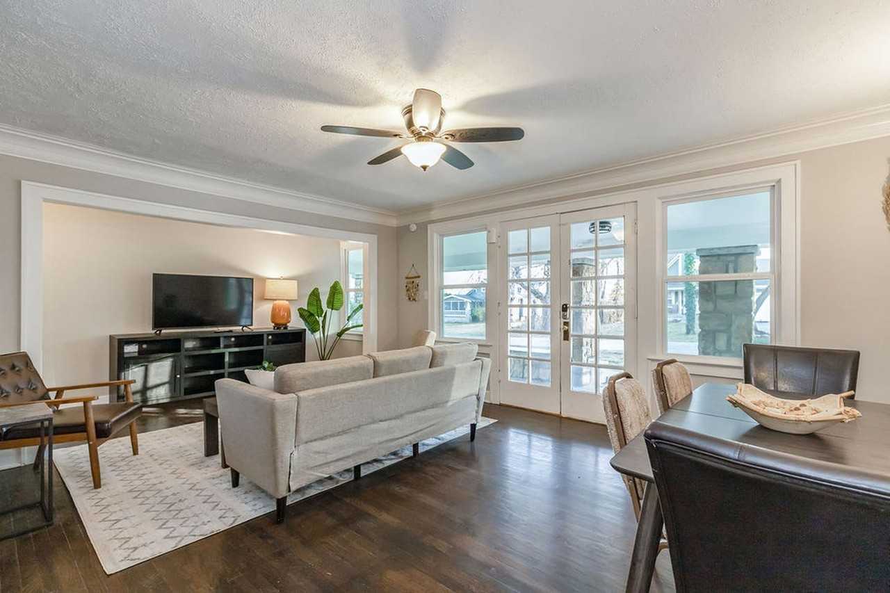 Discover this cozy Kansas City gem, blending comfort and convenience perfectly! - Photo 4 of 20