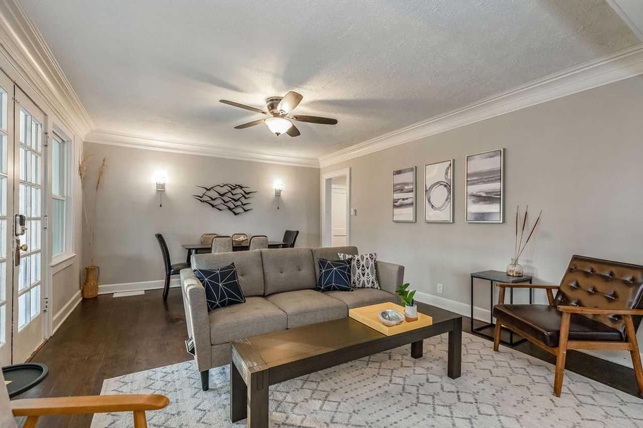 Discover this cozy Kansas City gem, blending comfort and convenience perfectly! - Photo 2 of 20