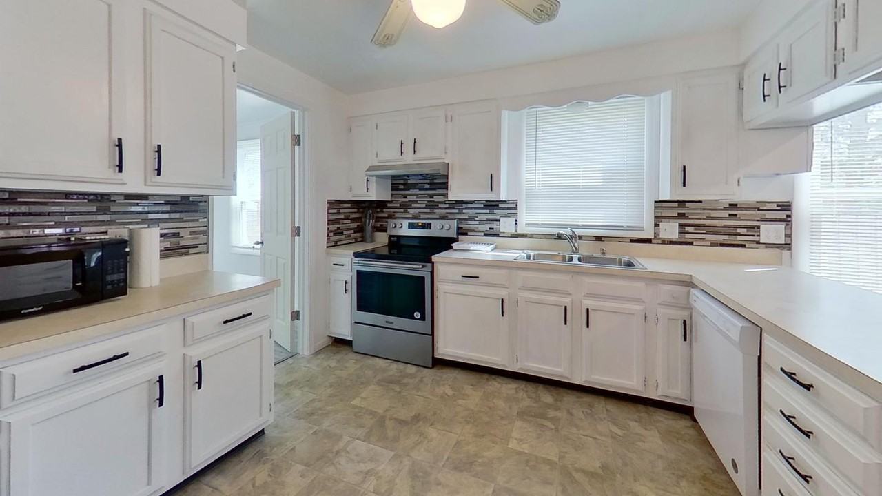 Chic Indianapolis sanctuary with soaring ceilings and modern flair - Photo 6 of 19