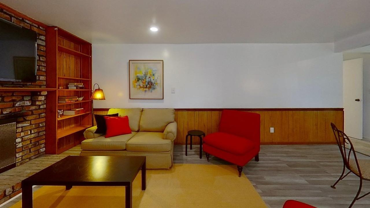 Chic Indianapolis sanctuary with soaring ceilings and modern flair - Photo 5 of 19