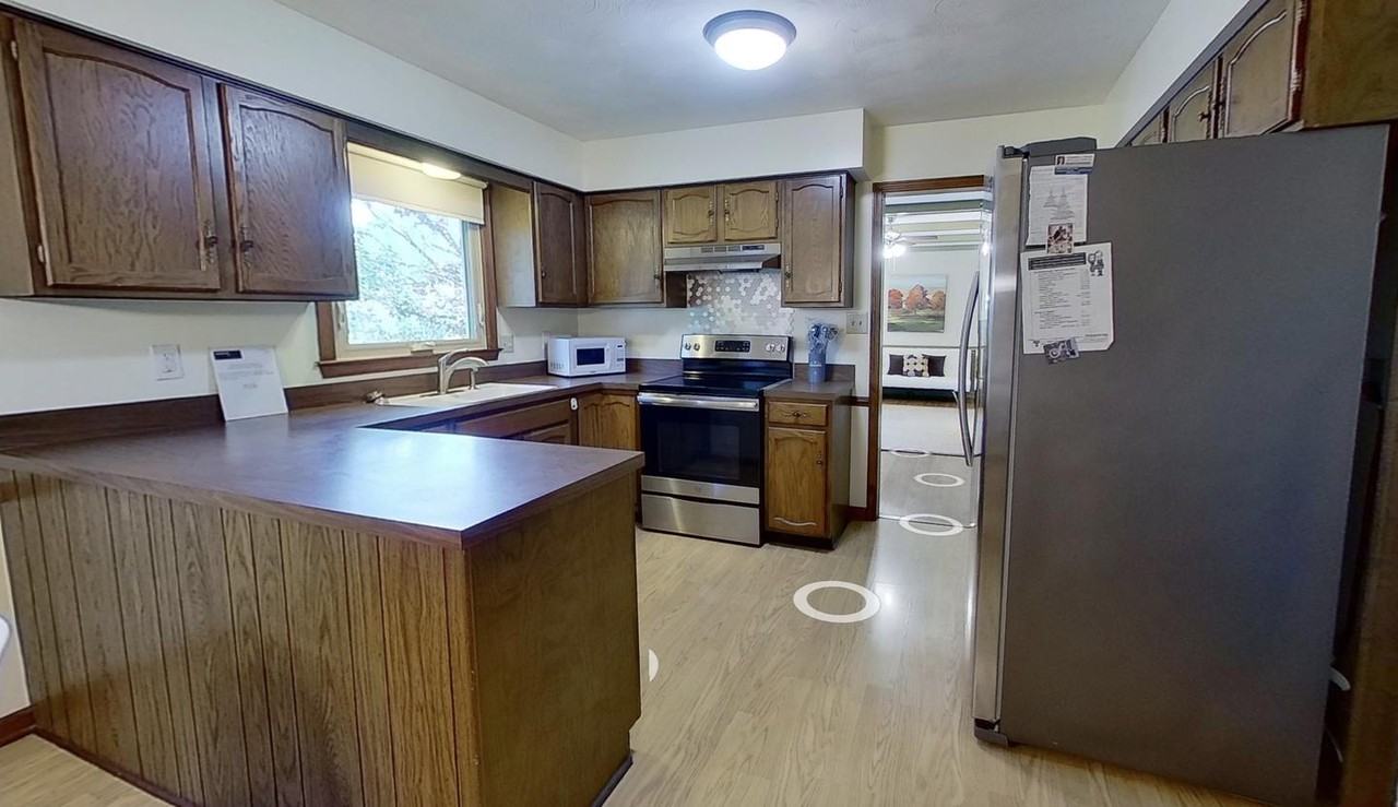 Vibrant Indianapolis haven with retro charm and contemporary updates - Photo 4 of 17