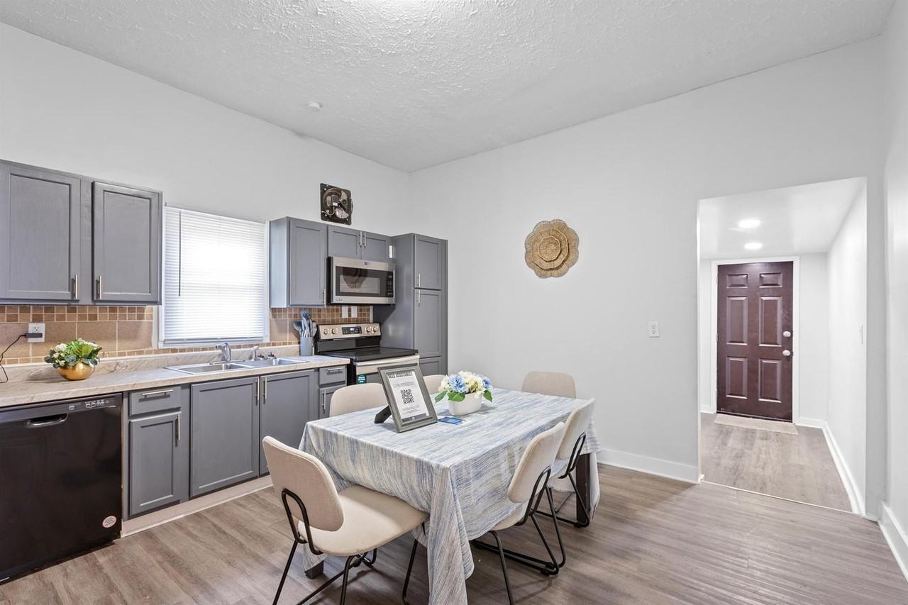 Inviting urban haven with vintage charm and modern touches - Photo 7 of 19