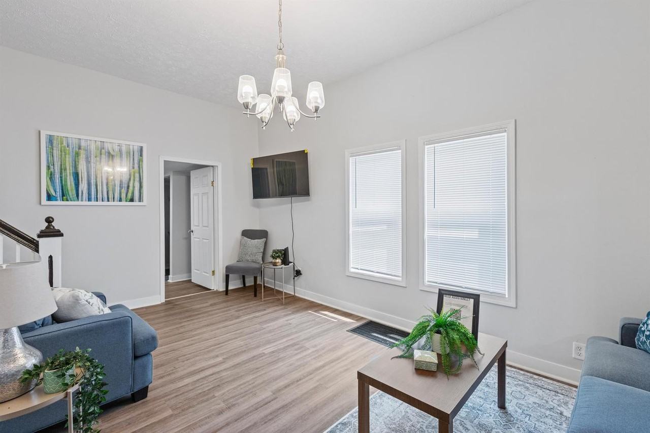 Inviting urban haven with vintage charm and modern touches - Photo 4 of 19