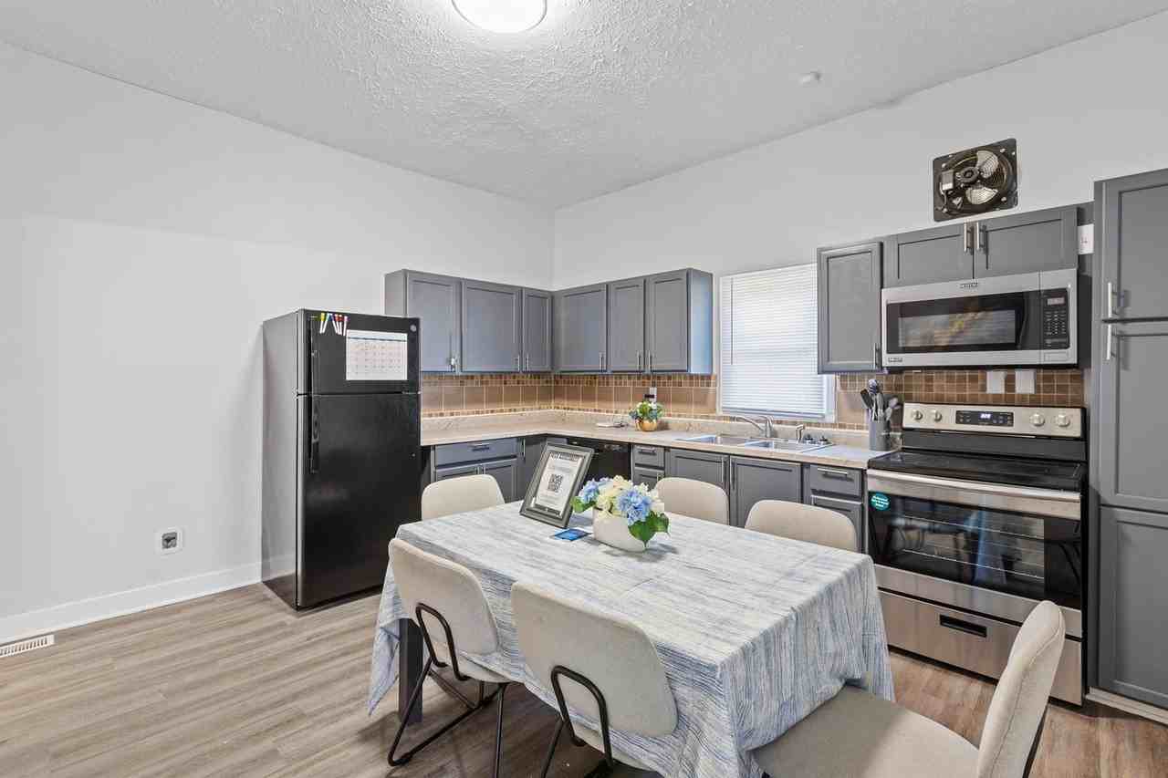 Inviting urban haven with vintage charm and modern touches - Photo 6 of 19