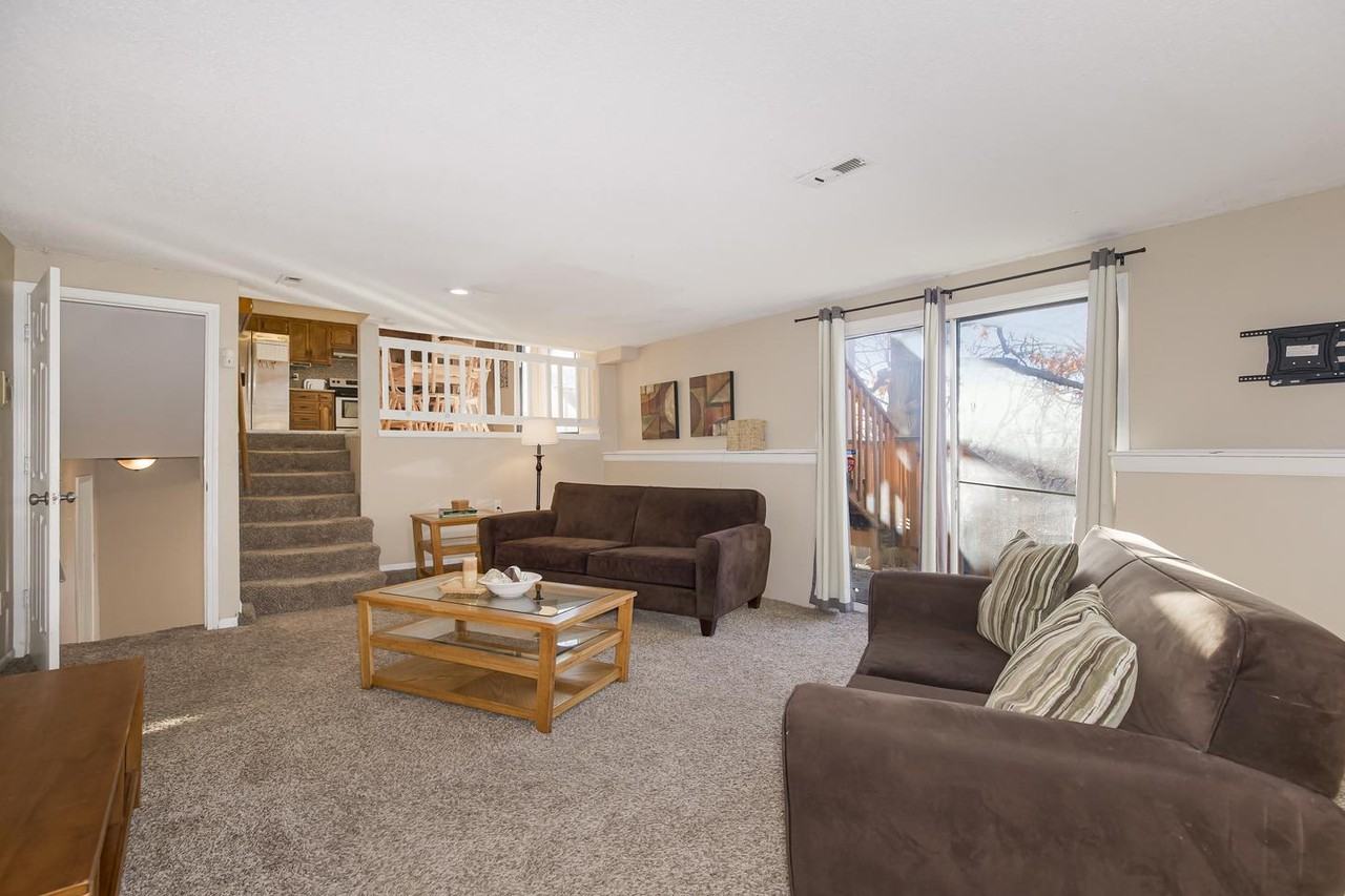 Chic Independence home with a beautifully landscaped yard - Photo 2 of 17