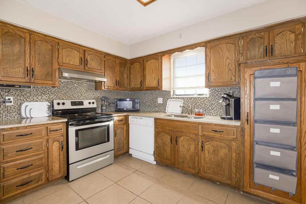 Chic Independence home with a beautifully landscaped yard - Photo 7 of 17