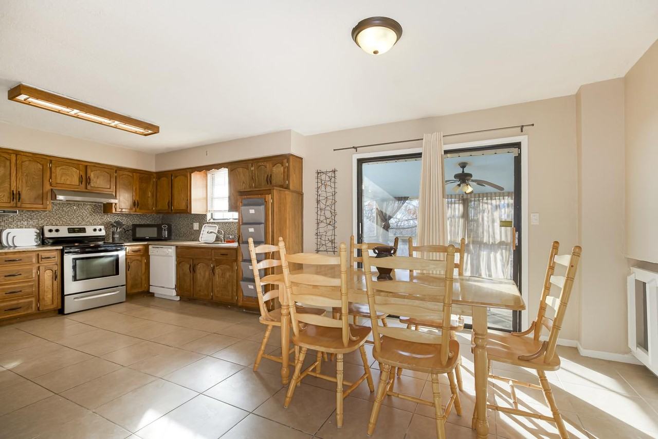 Chic Independence home with a beautifully landscaped yard - Photo 5 of 17