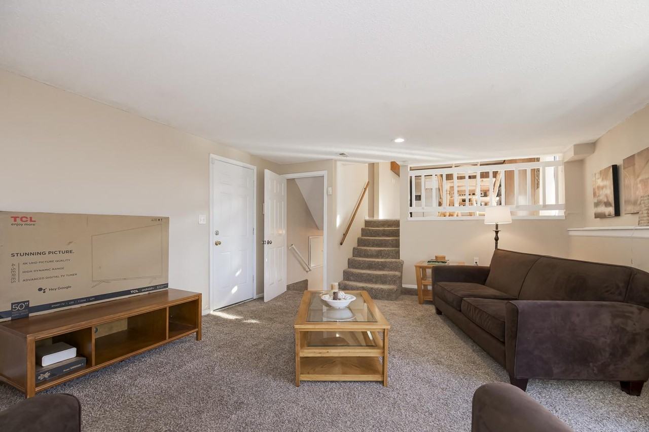 Chic Independence home with a beautifully landscaped yard - Photo 4 of 17