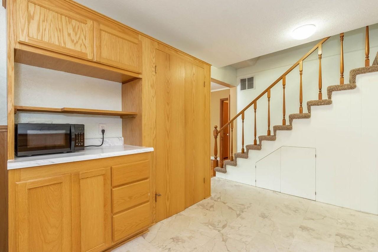 Elegant Kansas City residence with a sunlit living space - Photo 6 of 16