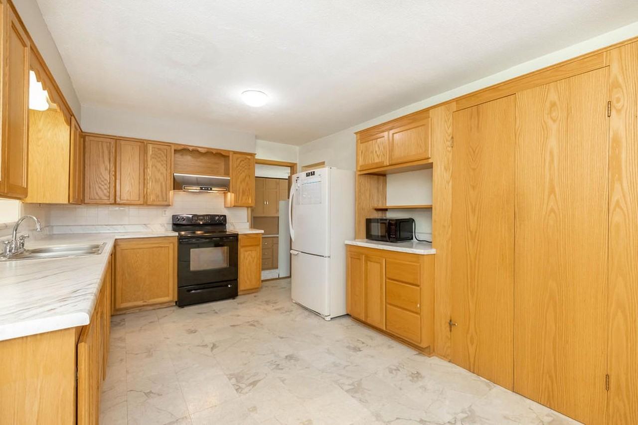 Elegant Kansas City residence with a sunlit living space - Photo 4 of 16