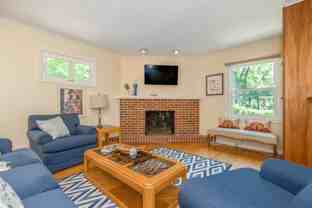 Elegant Kansas City residence with a sunlit living space - Photo 1 of 1