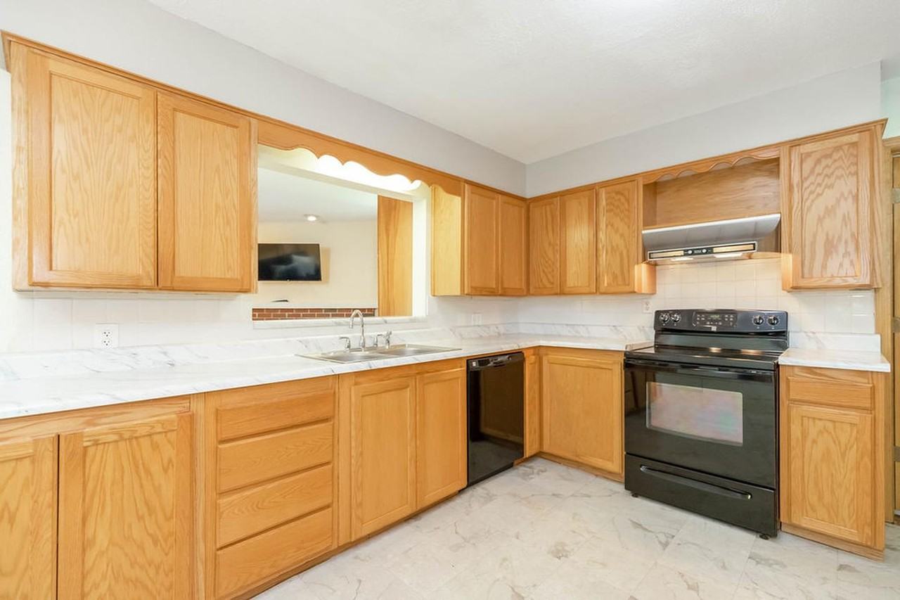 Elegant Kansas City residence with a sunlit living space - Photo 5 of 16