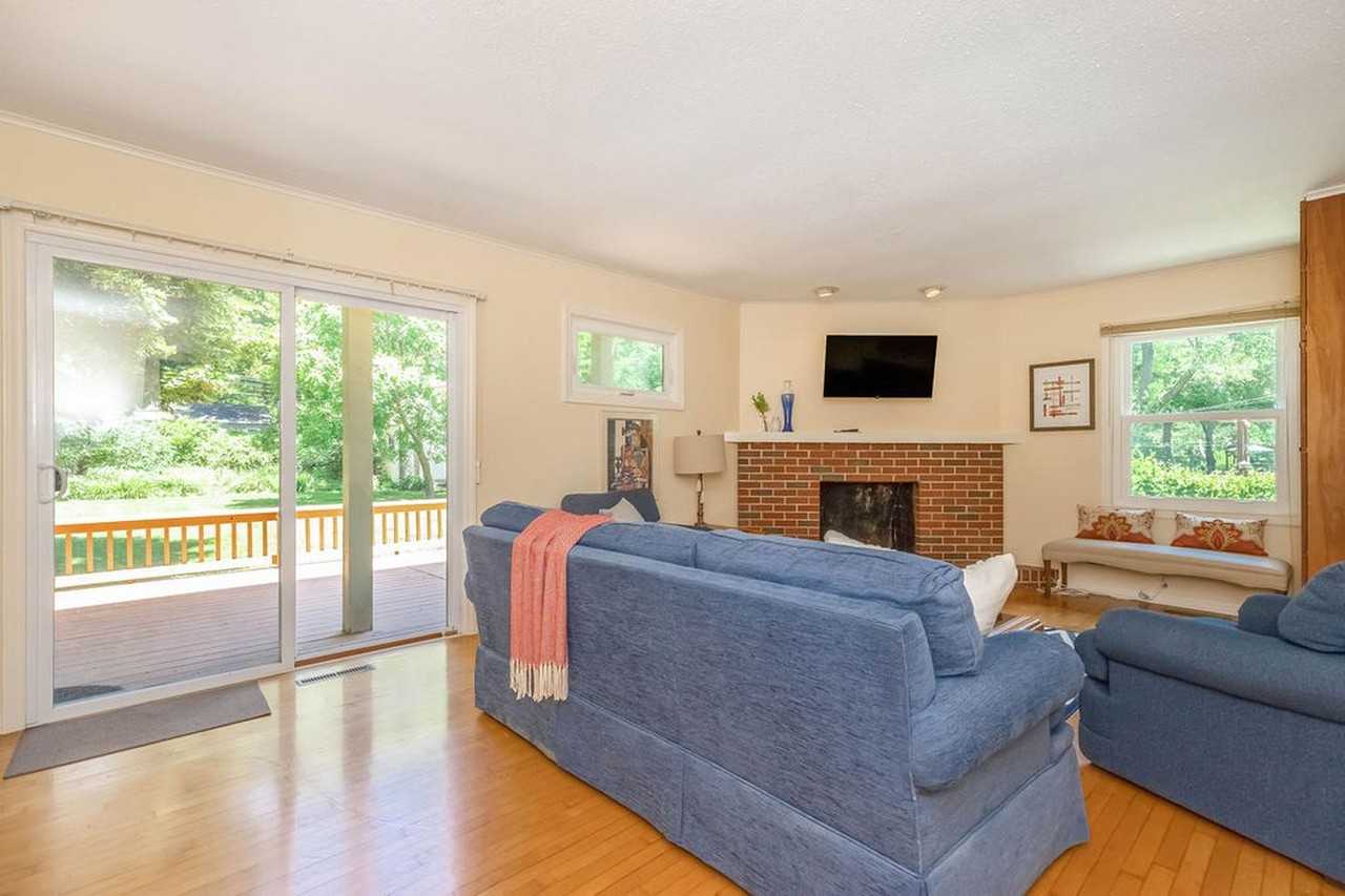 Elegant Kansas City residence with a sunlit living space - Photo 2 of 16