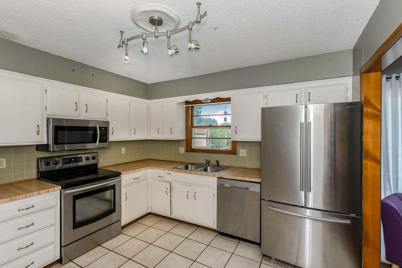 Modern Kansas City home with a prime location and stylish living spaces! - Photo 6 of 18