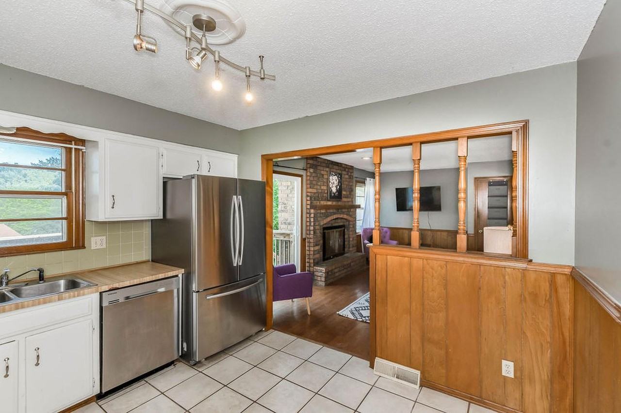 Modern Kansas City home with a prime location and stylish living spaces! - Photo 5 of 18