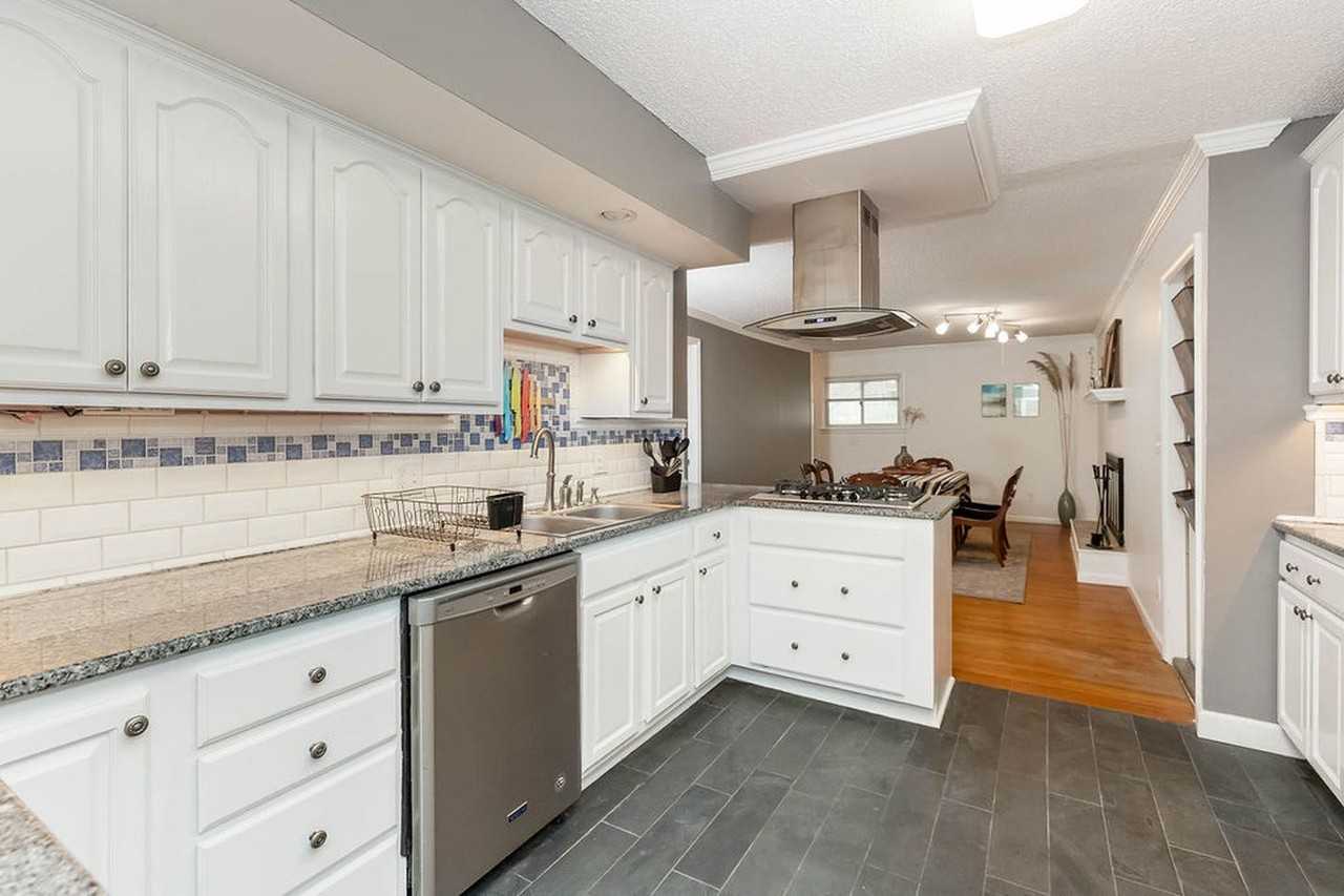 Inviting Kansas City home near Waldo with a spacious backyard - Photo 5 of 22