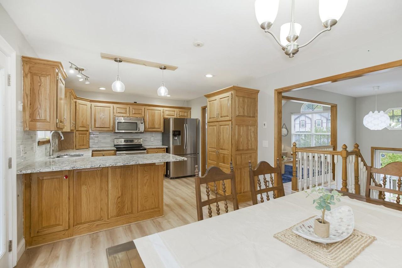 Charming Kansas City retreat with a spacious deck - Photo 6 of 15