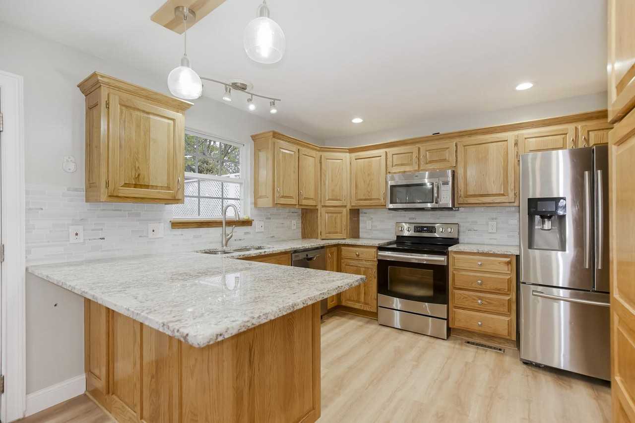 Charming Kansas City retreat with a spacious deck - Photo 5 of 15