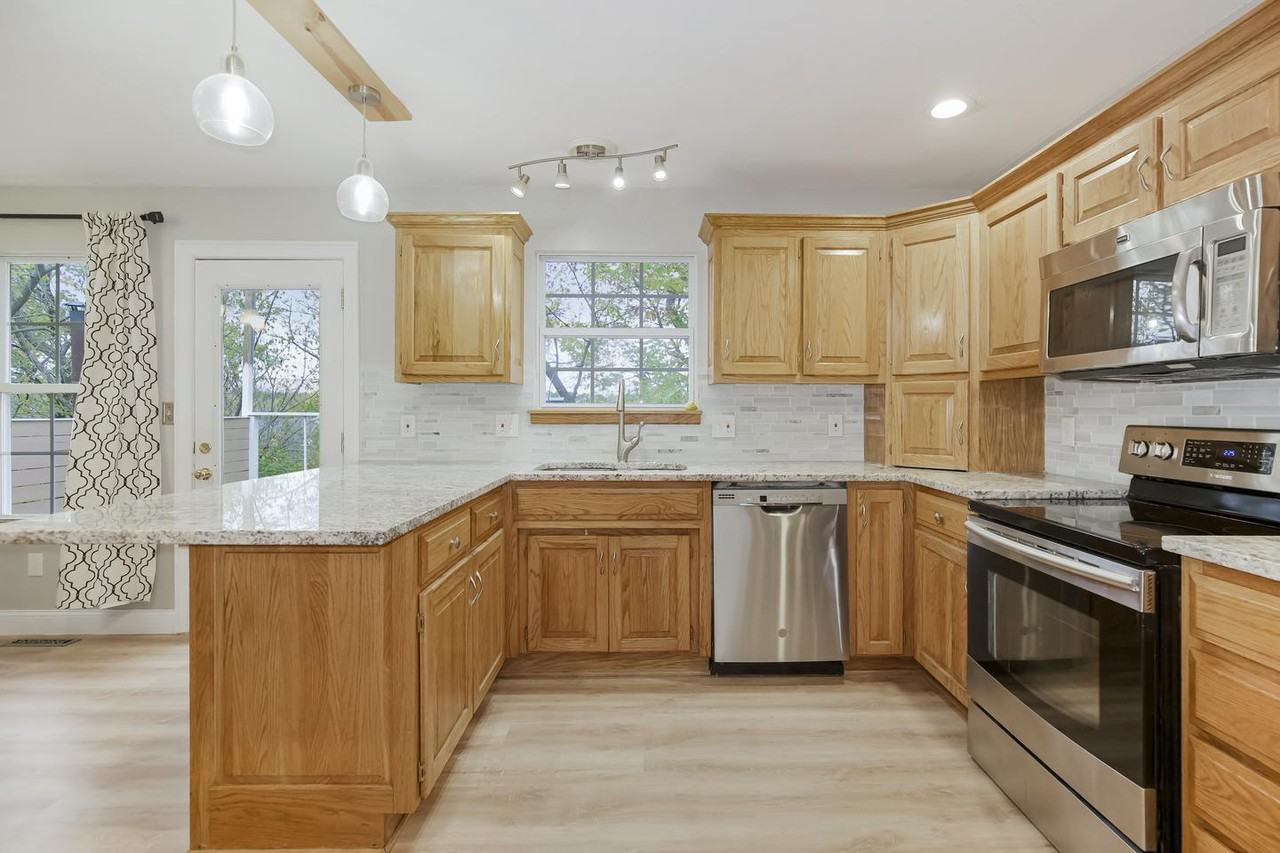 Charming Kansas City retreat with a spacious deck - Photo 7 of 15