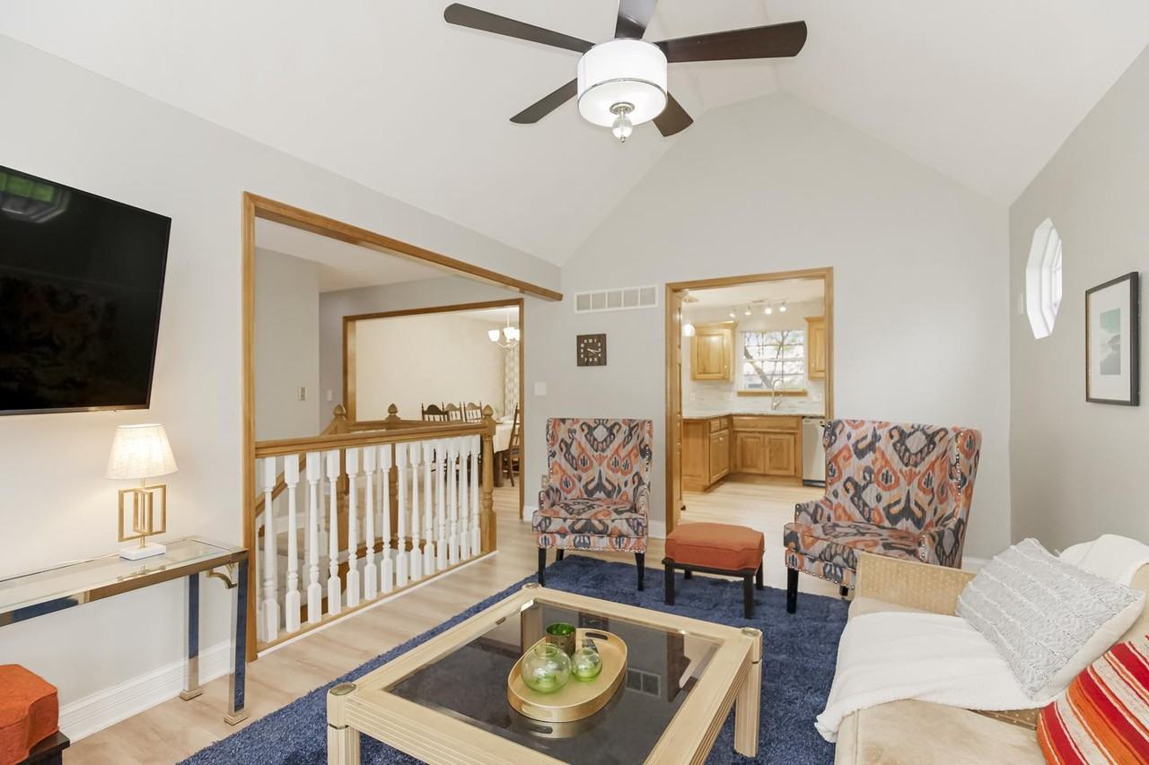 Charming Kansas City retreat with a spacious deck - Photo 2 of 15