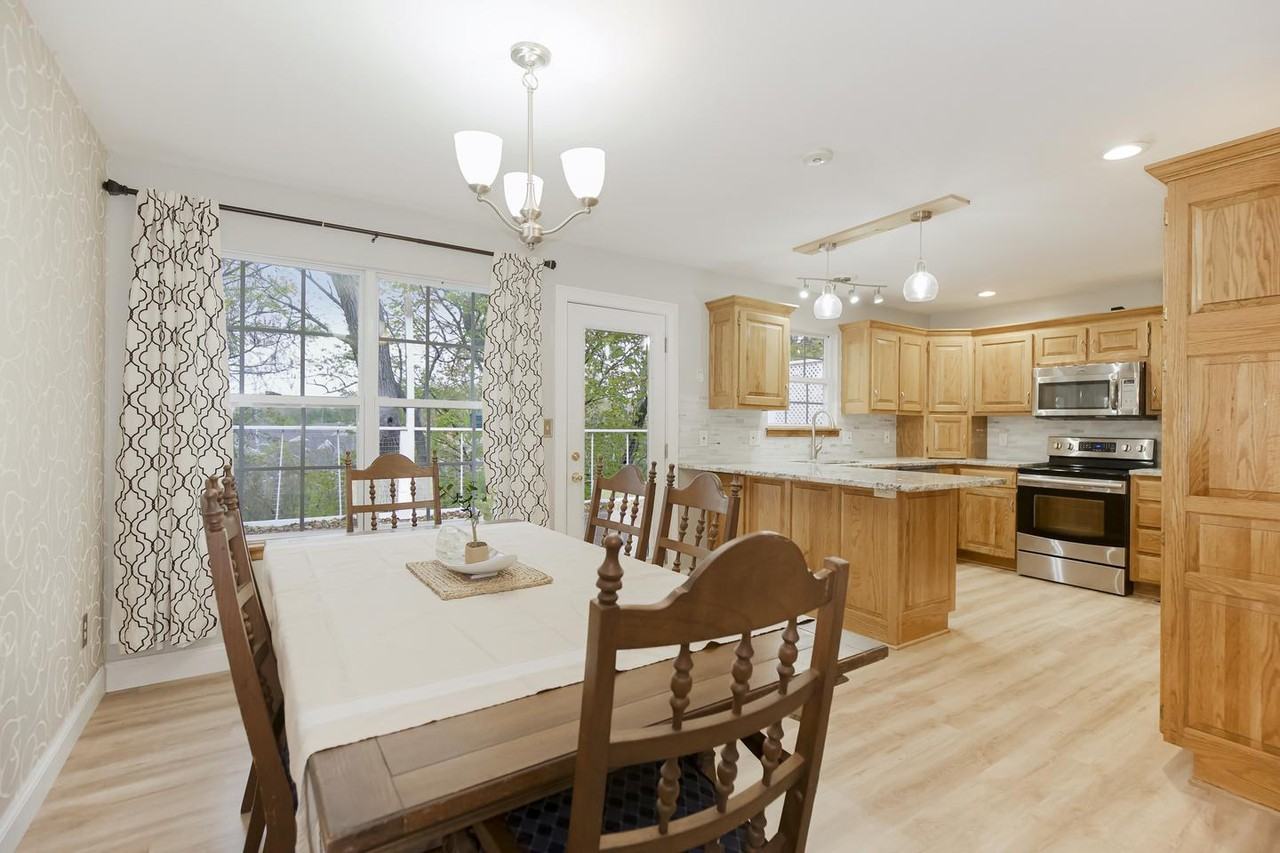 Charming Kansas City retreat with a spacious deck - Photo 4 of 15