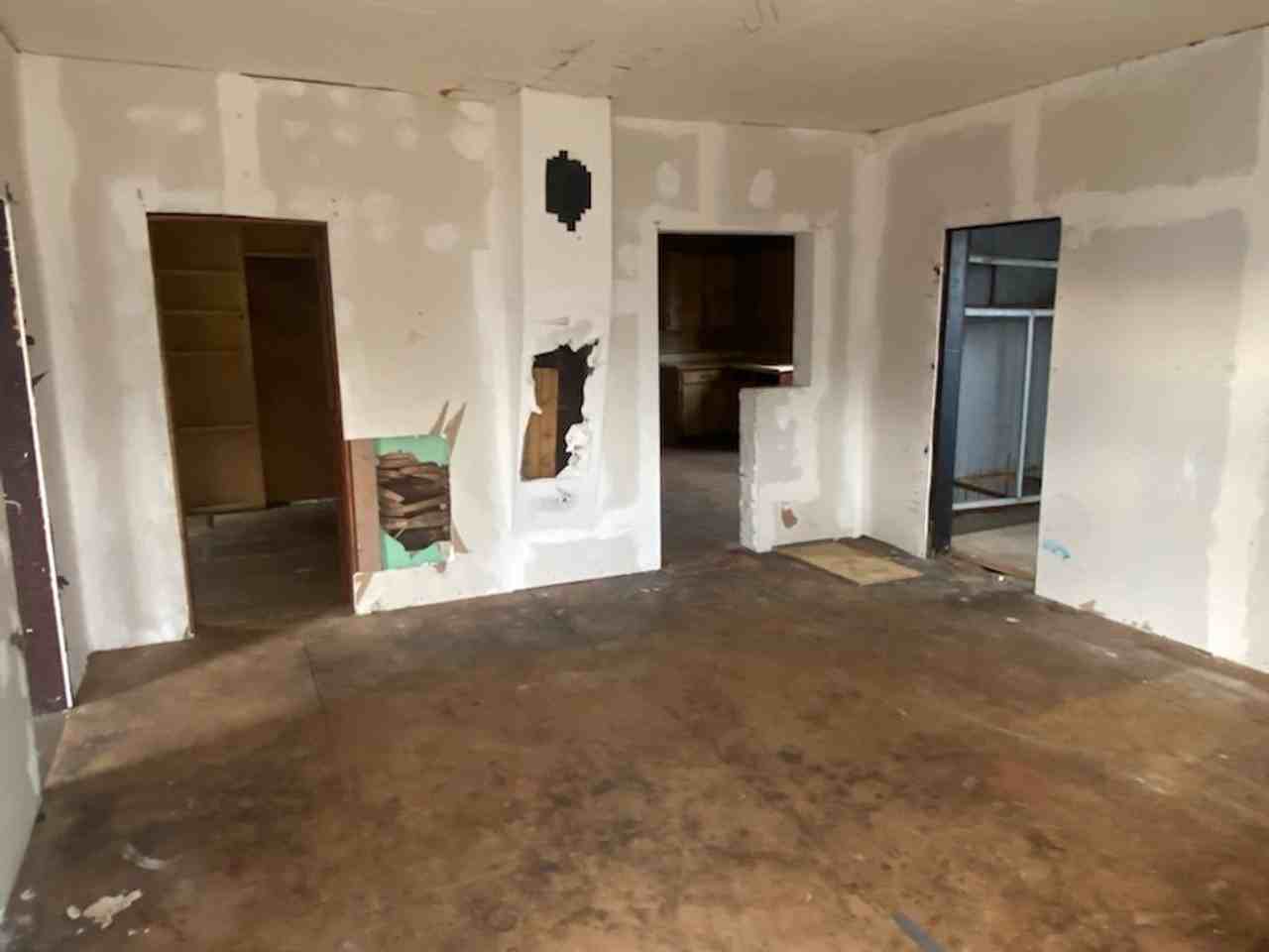 212 E Lincoln St - Photo 5 of 18