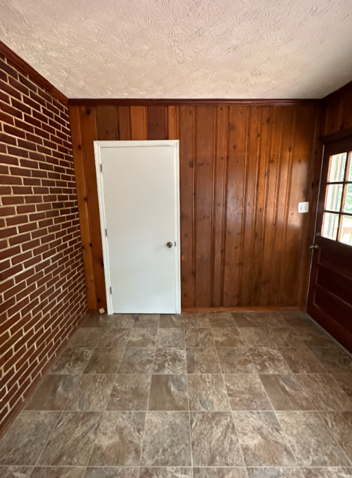 203 Vaughan Ave - Photo 3 of 10