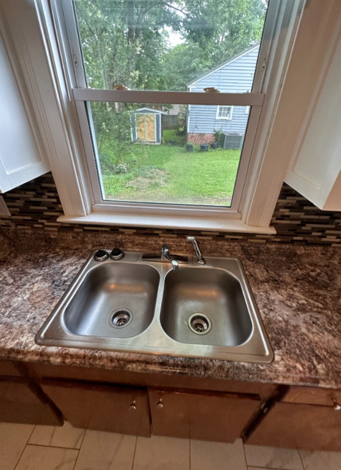 203 Vaughan Ave - Photo 5 of 10