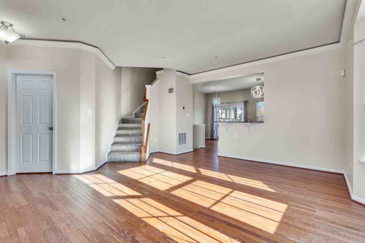 25501 Joy Ln - Photo 3 of 35