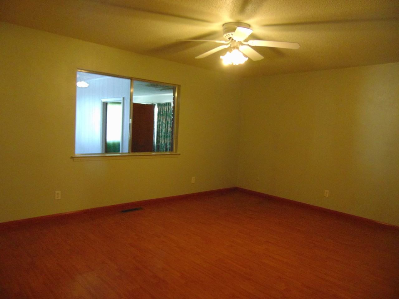 2813 Indiana St Ne - Photo 4 of 15