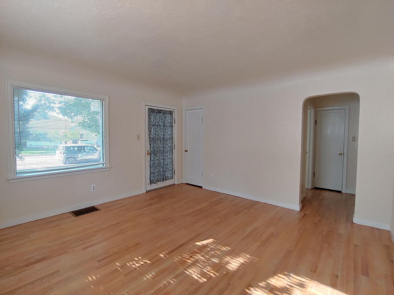 540 Beverly Ave - Photo 2 of 21