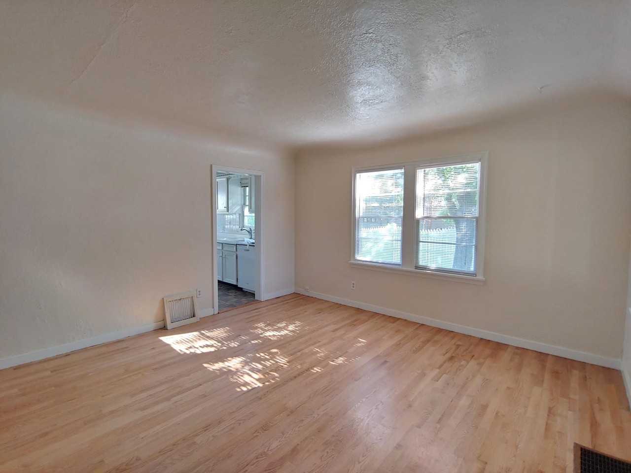 540 Beverly Ave - Photo 3 of 21