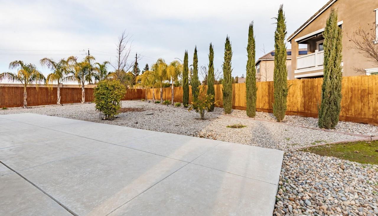 2115 Las Rosas Ave - Photo 3 of 31