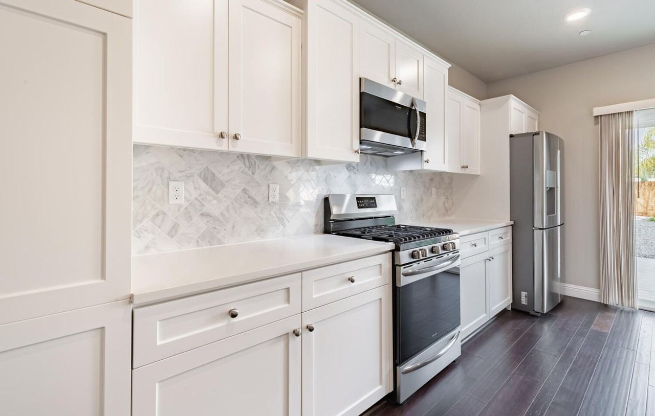 2115 Las Rosas Ave - Photo 5 of 31