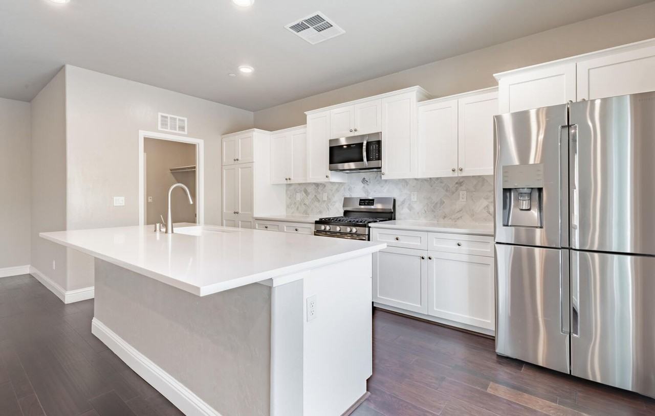 2115 Las Rosas Ave - Photo 7 of 31