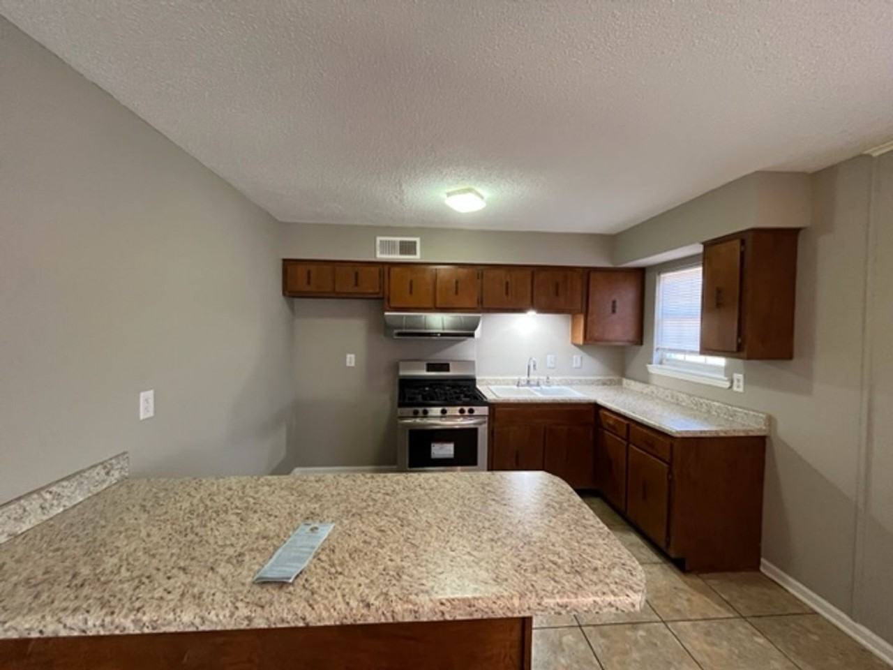 6390 Greenbriar Dr - Photo 3 of 10