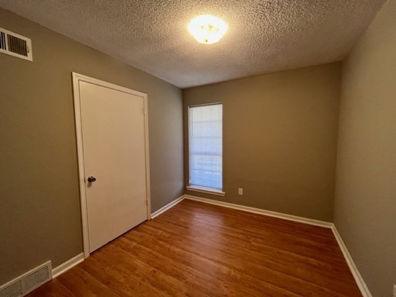 6390 Greenbriar Dr - Photo 5 of 10