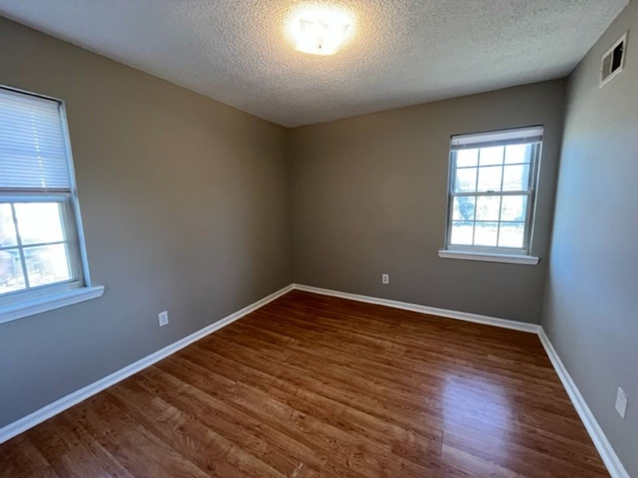 6390 Greenbriar Dr - Photo 7 of 10
