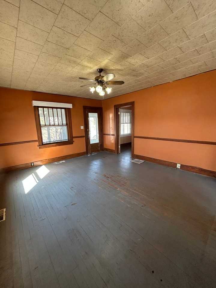 1327 W Kilgore Ave - Photo 3 of 10