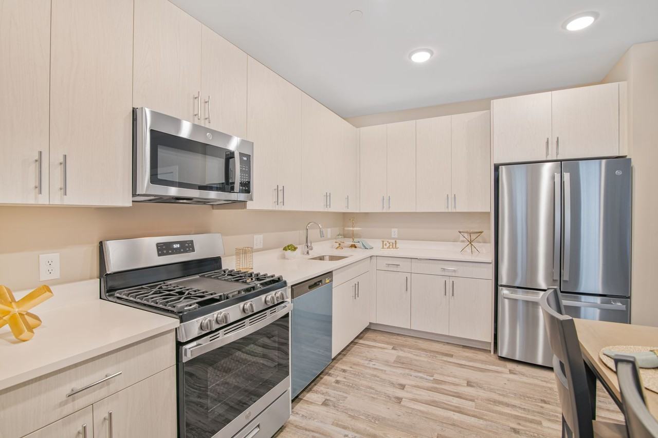 Brentwood Park Apartments - Photo 4 of 10