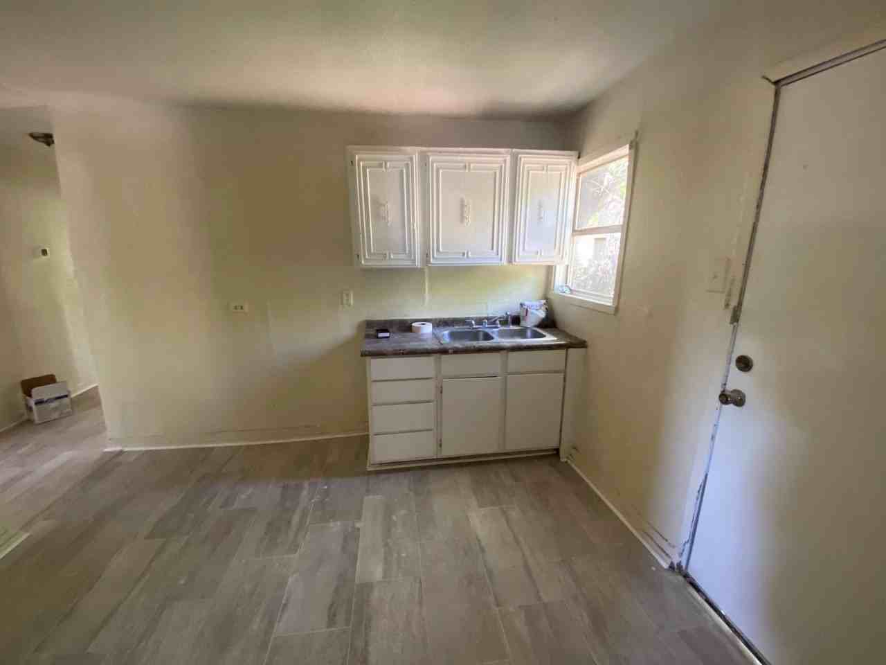 2909 Lyle Ave - Photo 2 of 3