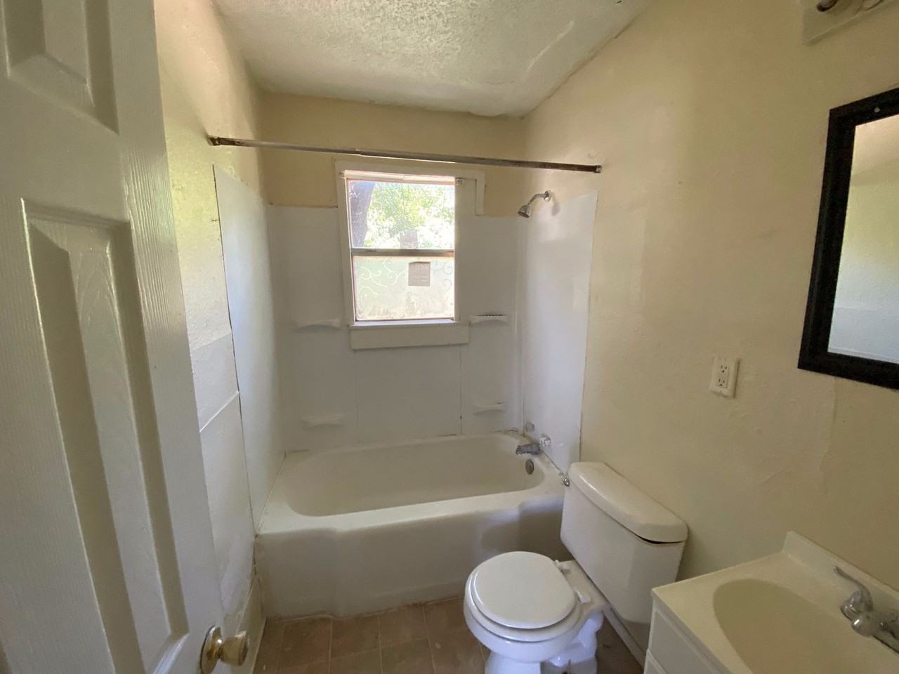 2909 Lyle Ave - Photo 3 of 3