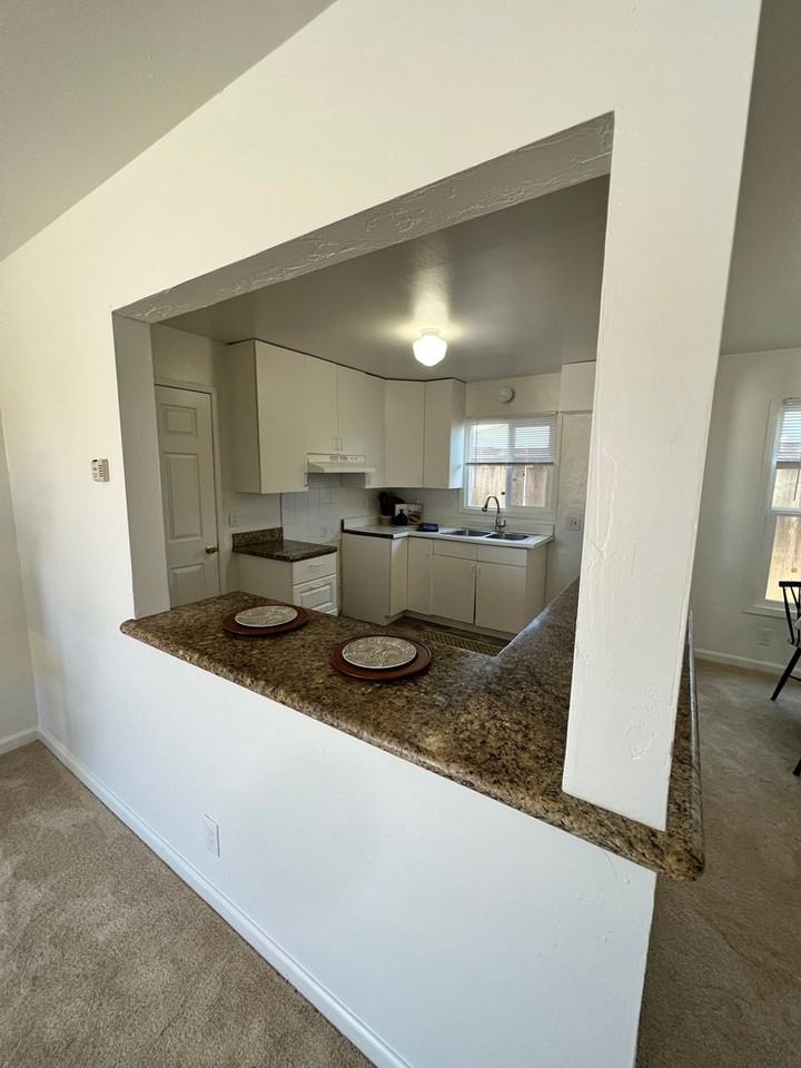 1560 La Salle Ave - Photo 6 of 8