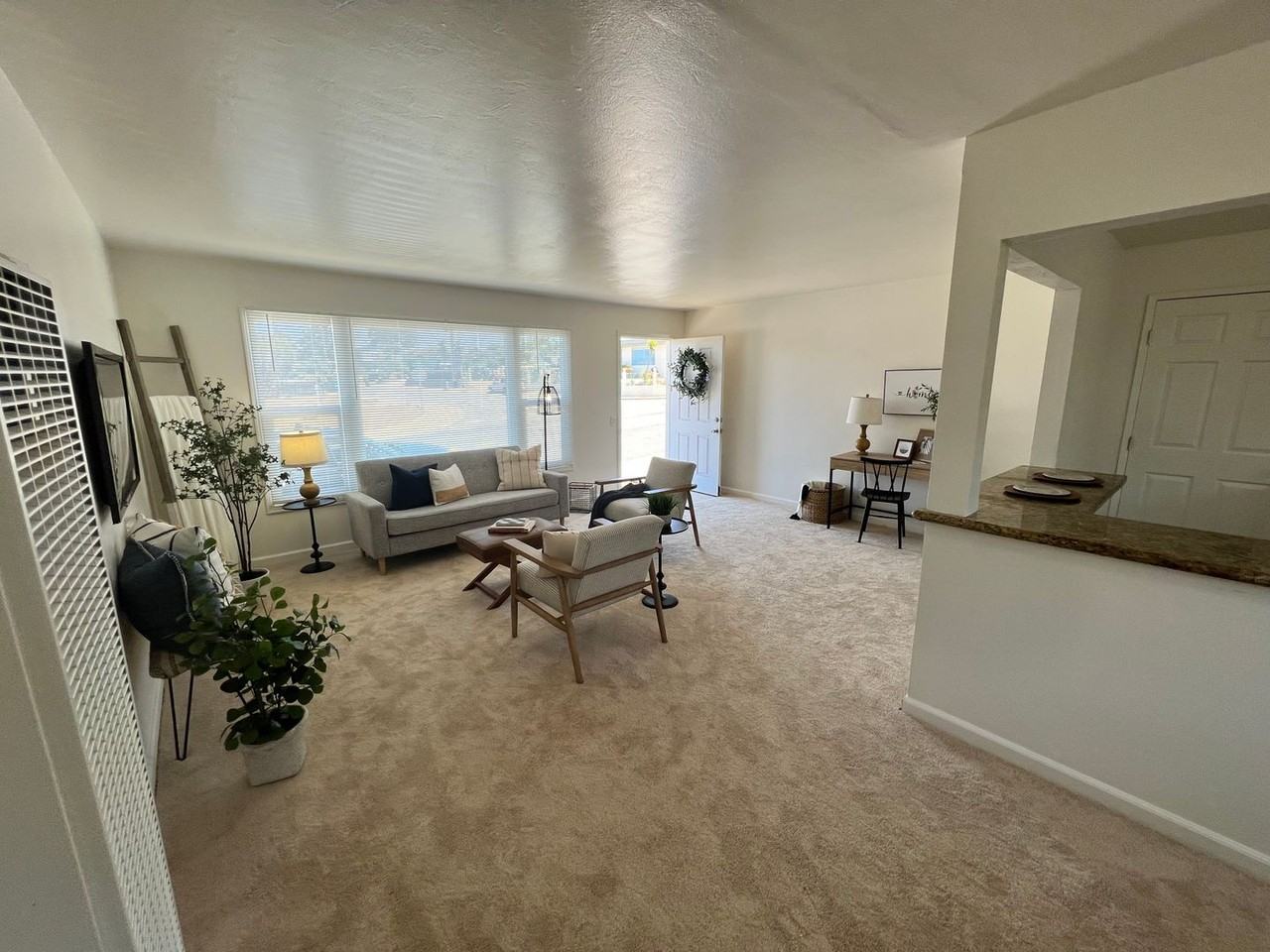 1560 La Salle Ave - Photo 5 of 8