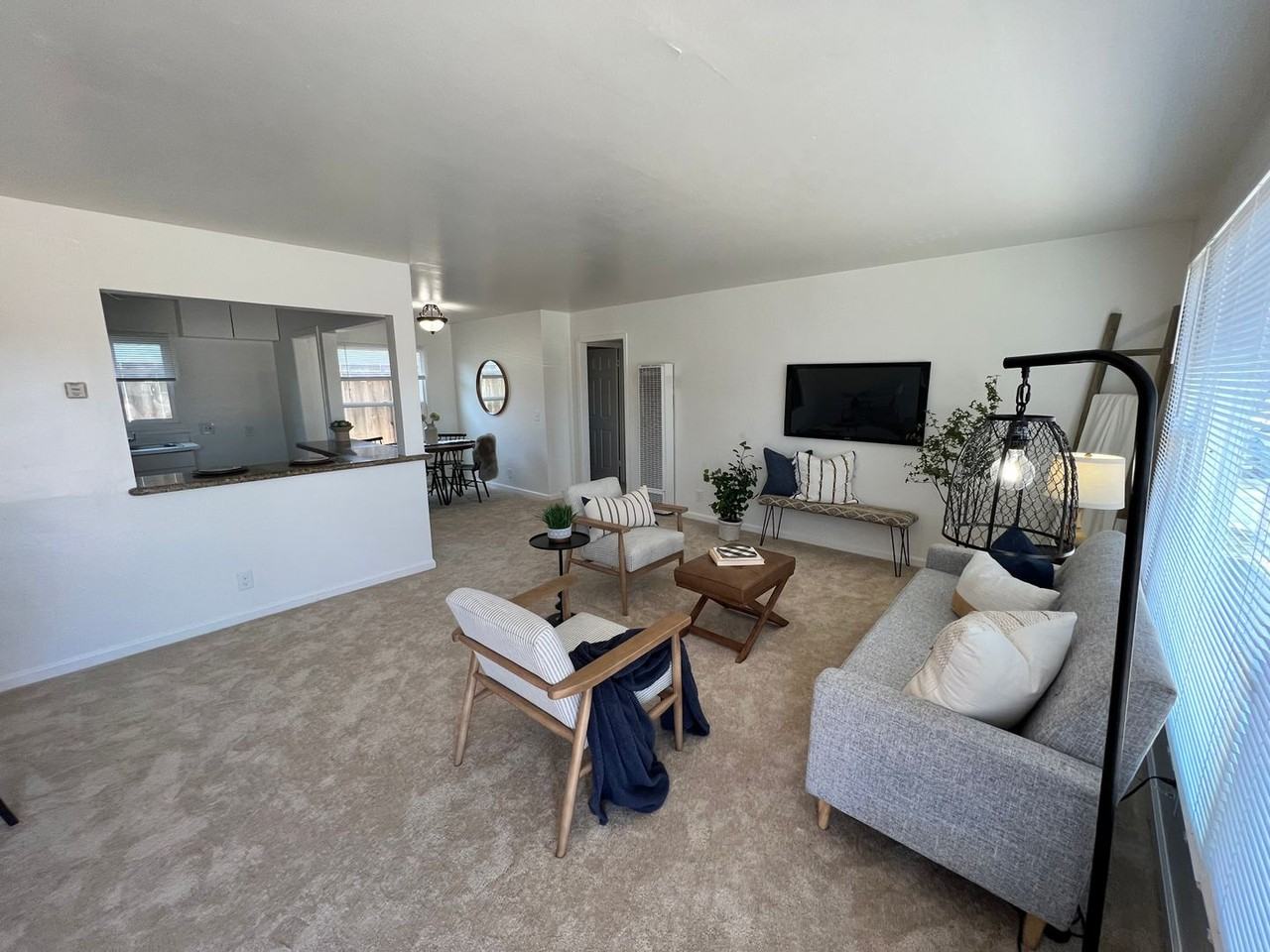 1560 La Salle Ave - Photo 2 of 8