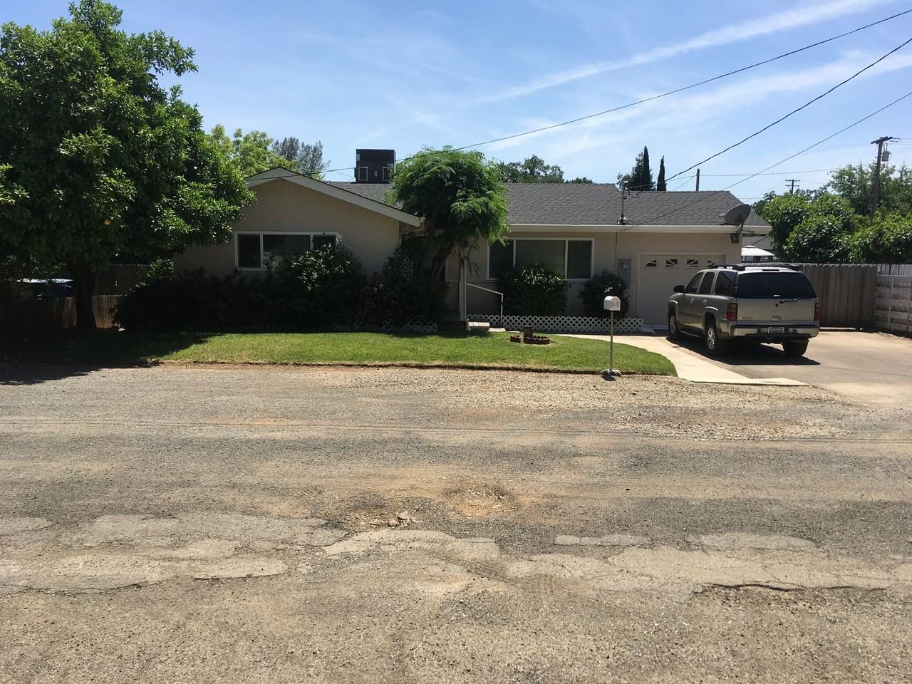 1607 Oakdale Ct - Photo 2 of 14