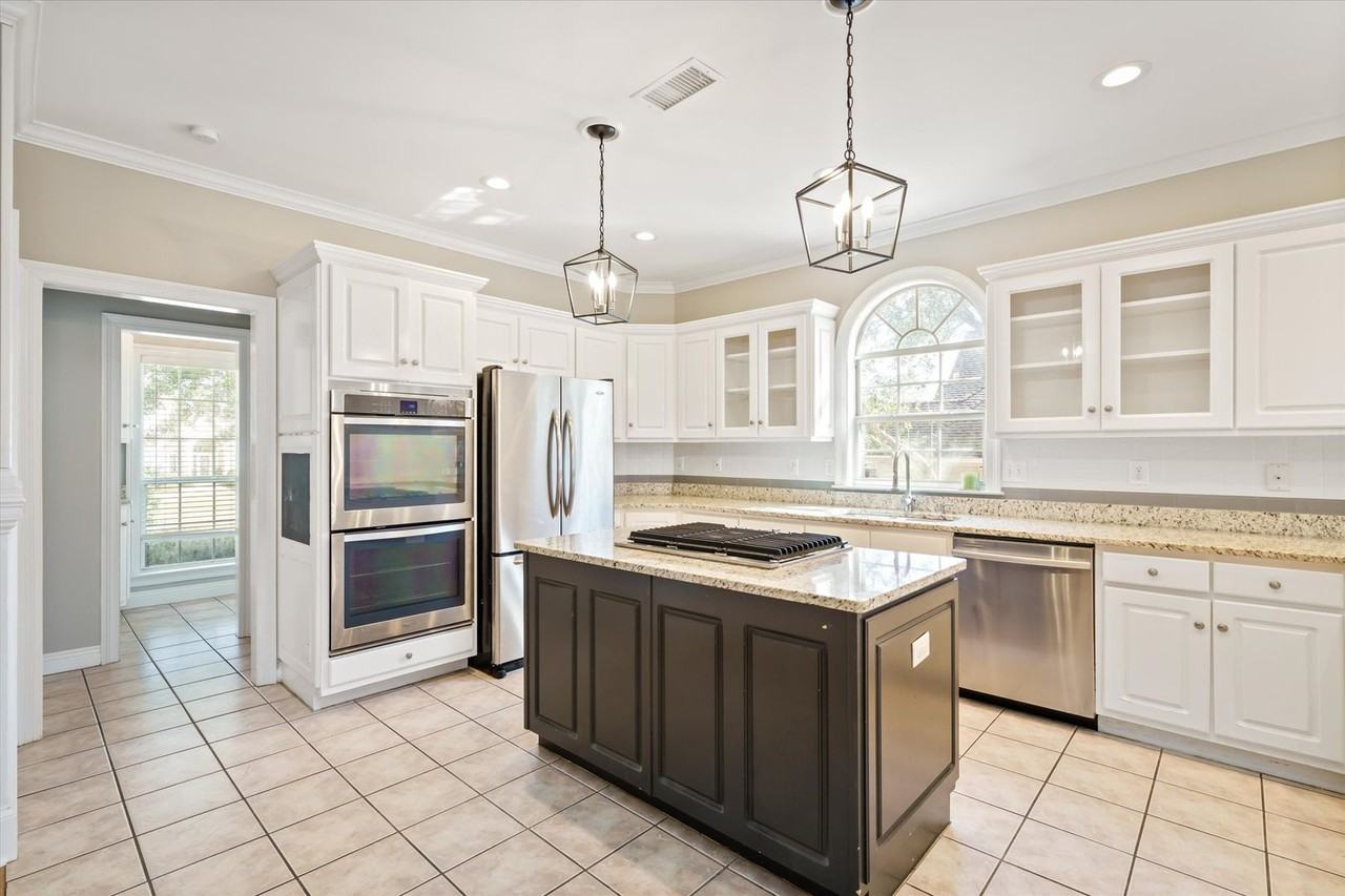 6763 Stoneridge Ct - Photo 3 of 32