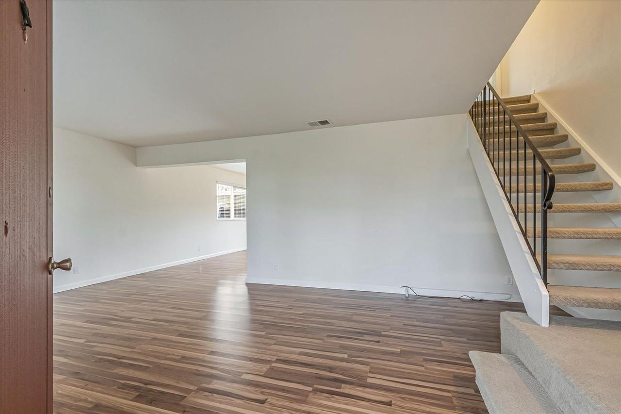 1811 Queen Victoria Way - Photo 6 of 44