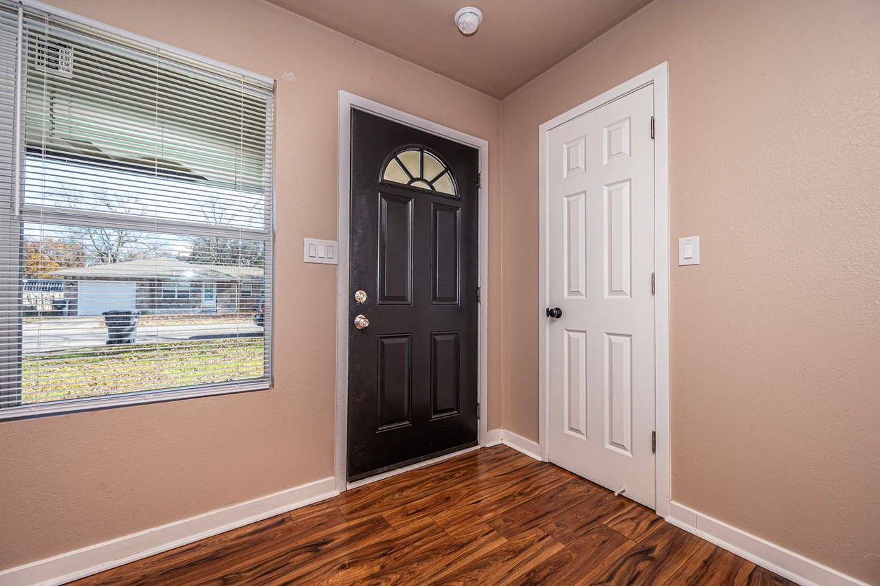 1733 Salisbury St - Photo 4 of 30