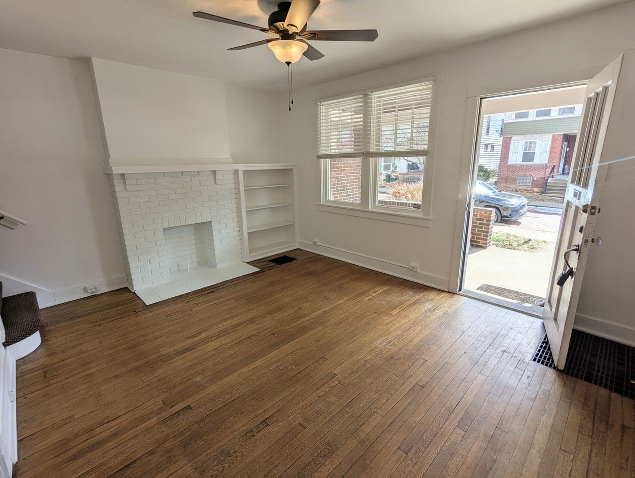 421 Lamar Ave - Photo 2 of 21